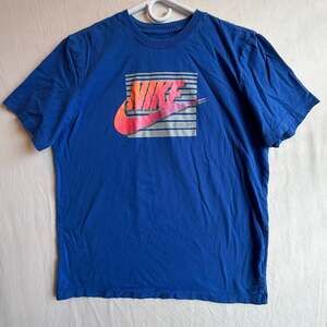 Nike Sportswear Graphic T-Shirt with Gradient Logo and Stripe Square Detail